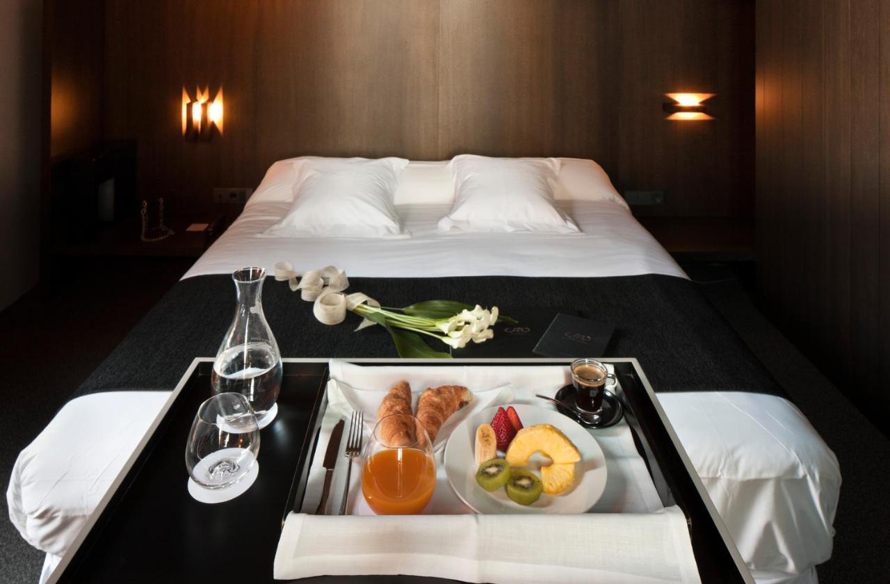 Caro Hotel Valencia Bagian luar foto Room service