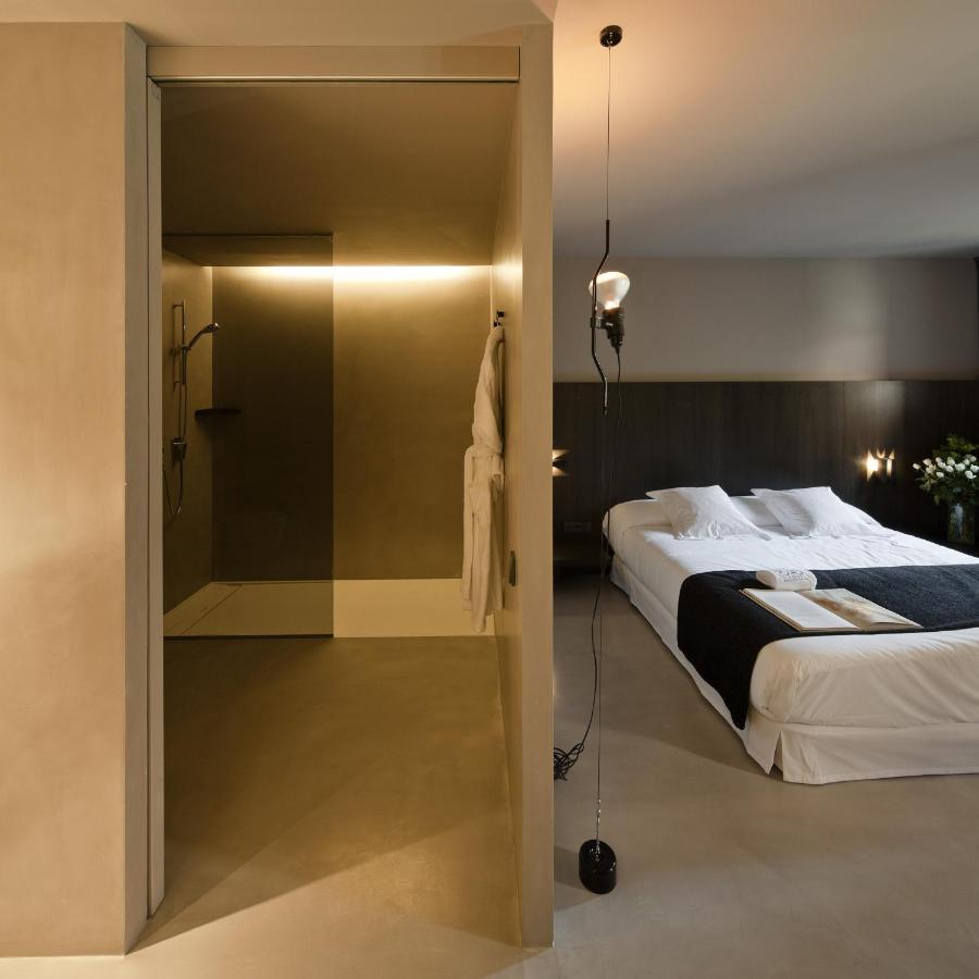 Caro Hotel Valencia Bagian luar foto A room at the hotel