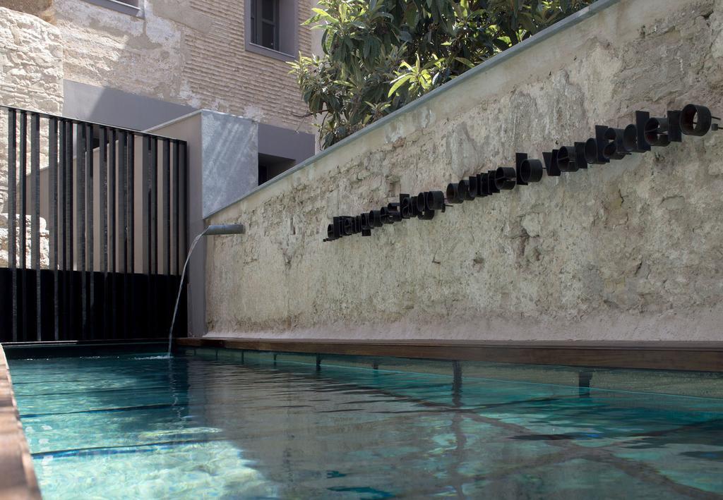 Caro Hotel Valencia Bagian luar foto The swimming pool