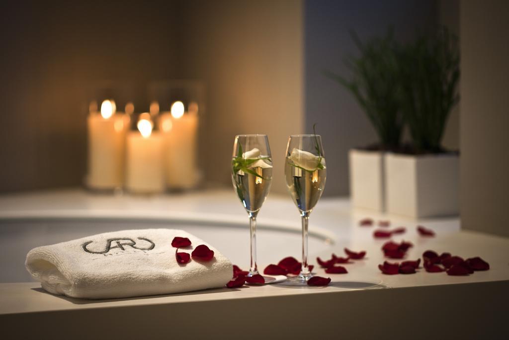 Caro Hotel Valencia Bagian luar foto A romantic bath