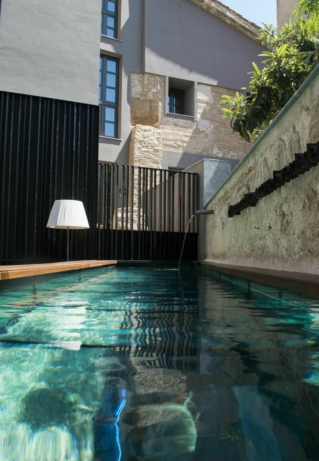 Caro Hotel Valencia Bagian luar foto The pool at the hotel